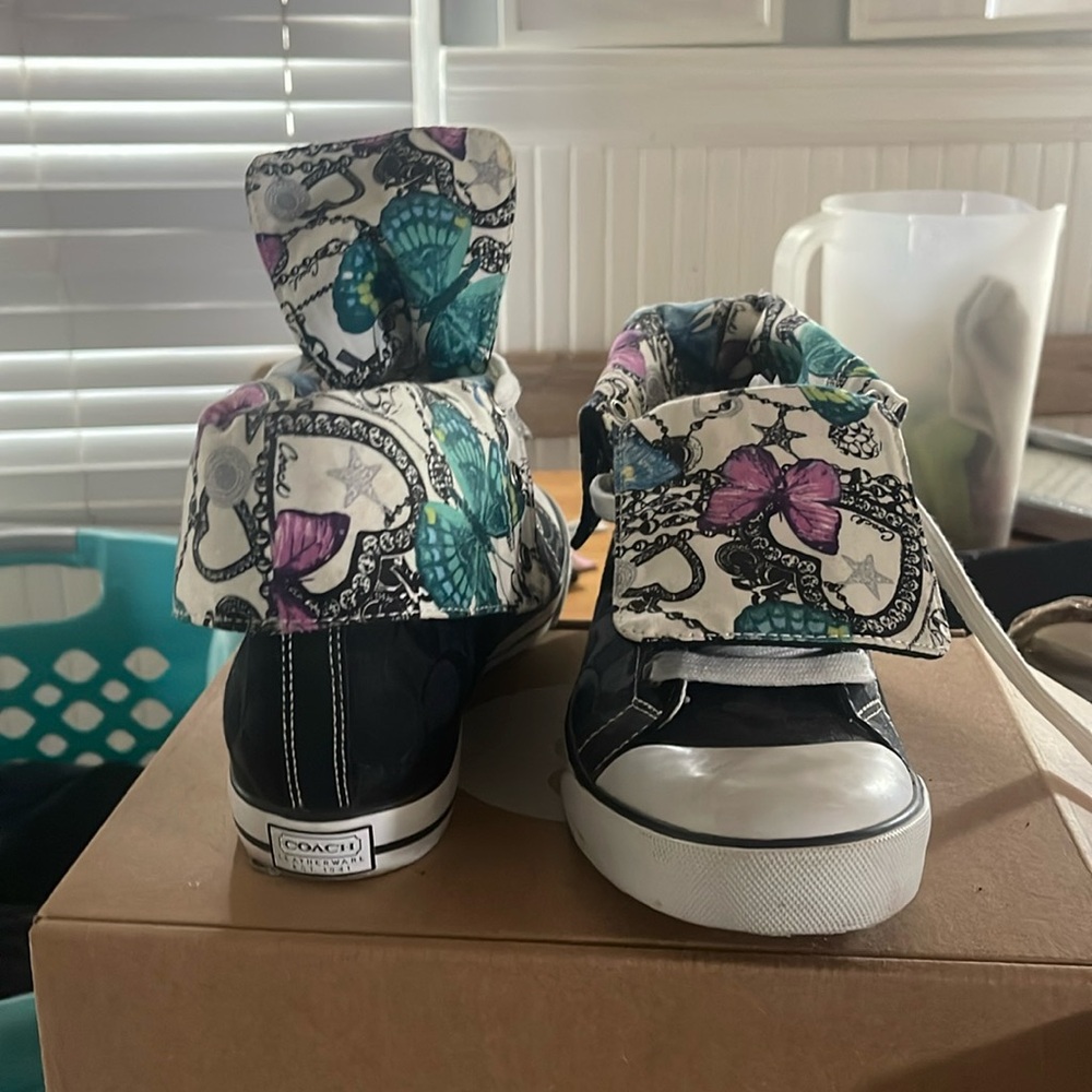Size 10 women’s coach high tops worn 2xs very different from others